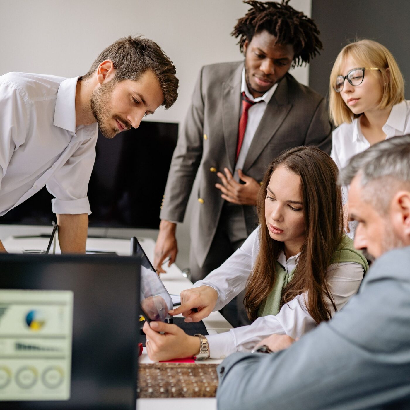 Equipo profesional colaborando en una solución tecnológica